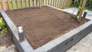 Tuinaarde aanbrengen in uw achtertuin